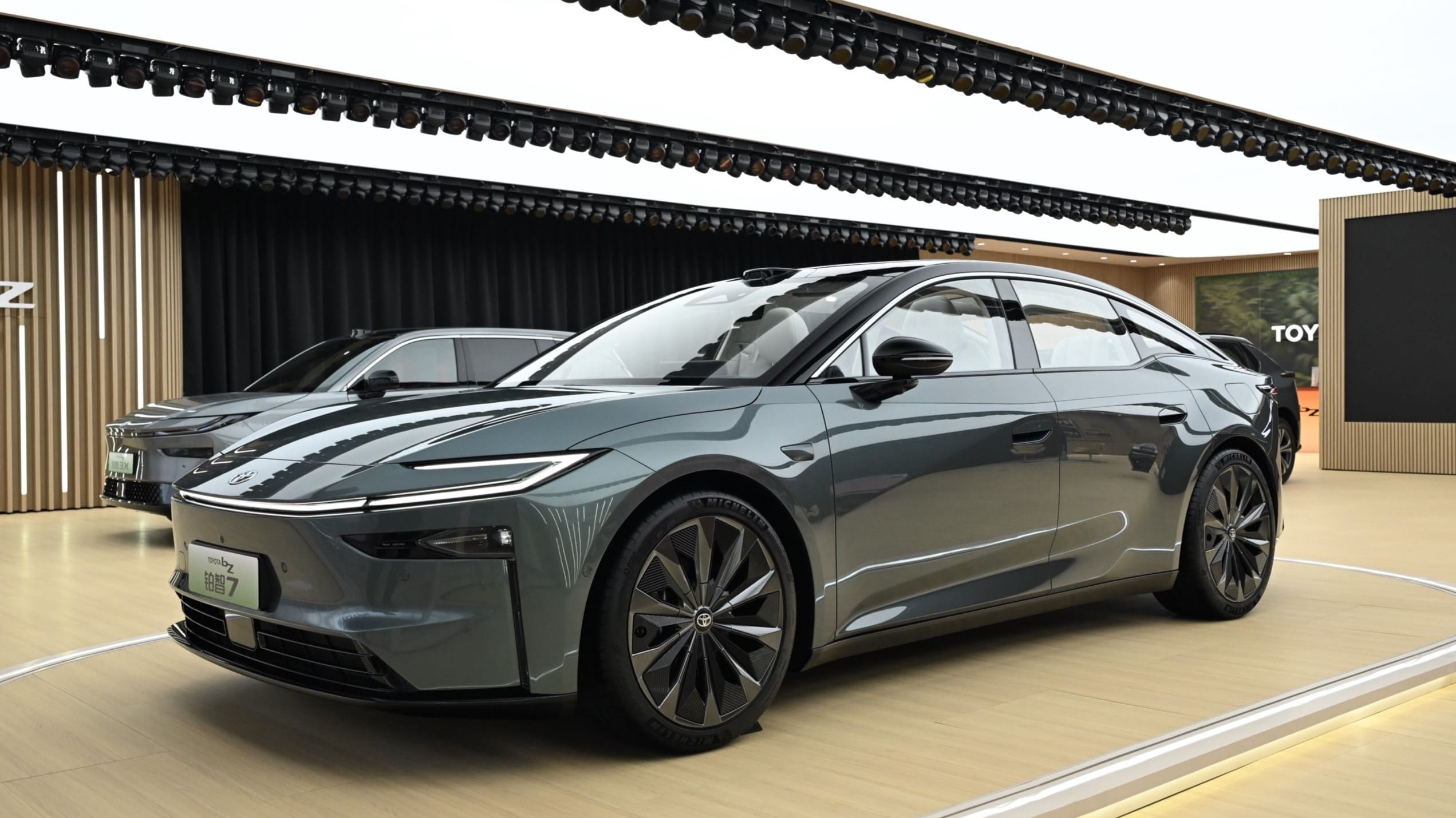 Elektryczny sedan Toyota bZ7: Nowa era komfortu i technologii