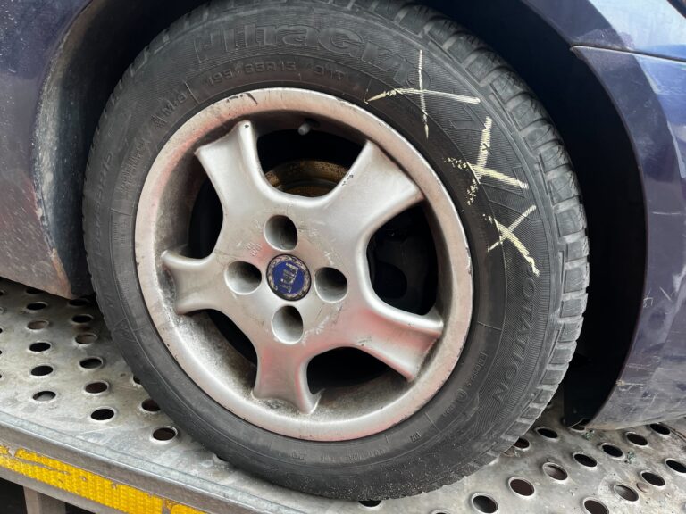 Niebezpieczne znaki na oponach: co oznaczają krzyżyki i jak uniknąć problemów z porzuconym autem?