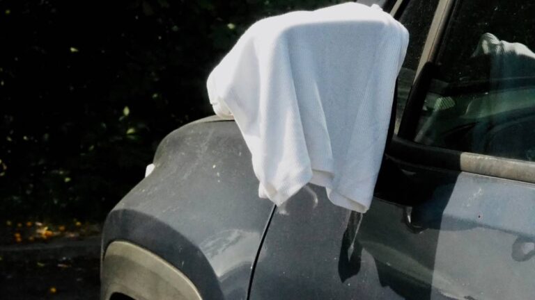 Biały ręcznik na lusterku – niecodzienny sygnał