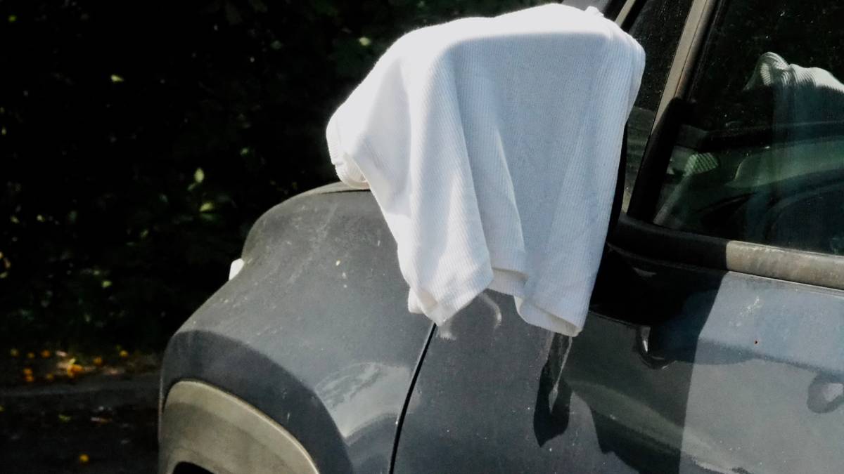 Biały ręcznik na lusterku – niecodzienny sygnał