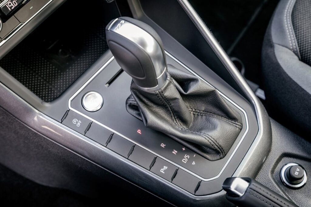 Jak uniknąć przegrzania skrzyni biegów i zadbać o jej prawidłowe działanie?