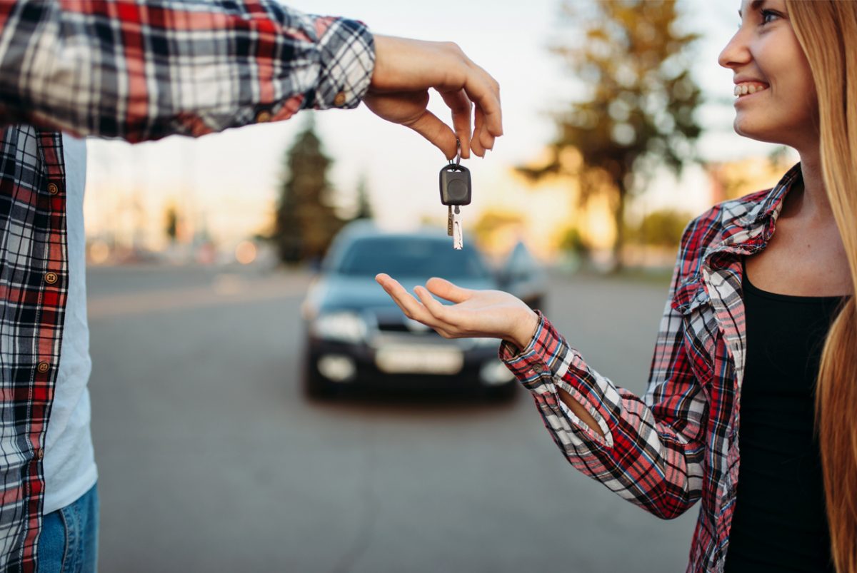 Jak skutecznie przeprowadzić rozmowę z sprzedawcą używanego samochodu? Kluczowe pytania