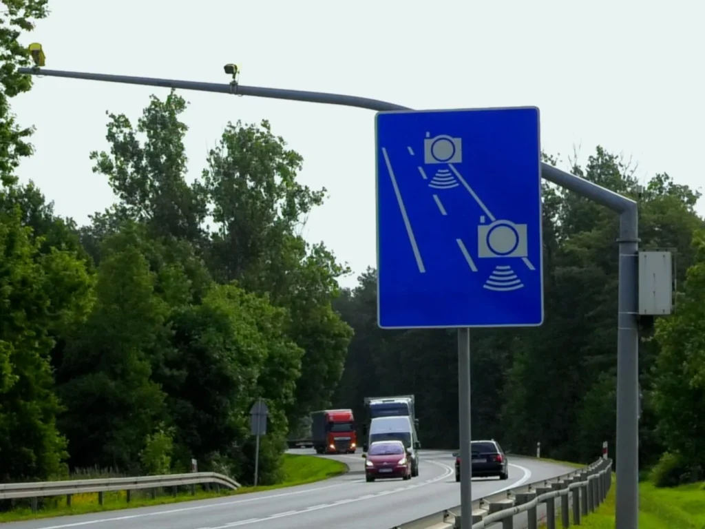 Nowe odcinkowe pomiary prędkości w Polsce – sprawdź