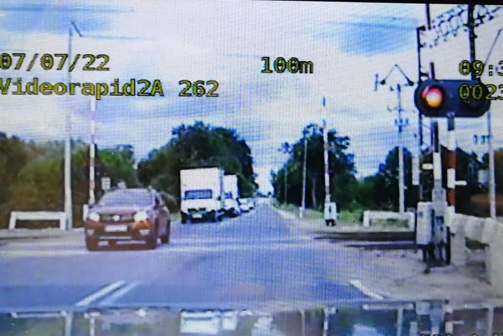 Sekunda nieuwagi na przejeździe kolejowym - mandat i punkty karne za nieostrożność kierowców