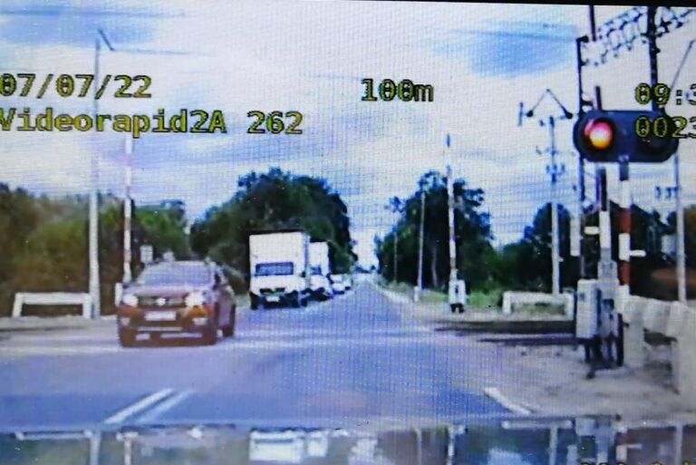 Sekunda nieuwagi na przejeździe kolejowym - mandat i punkty karne za nieostrożność kierowców
