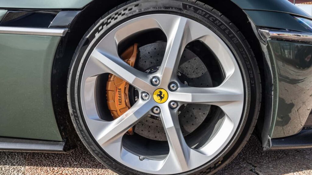 Ferrari opóźnia premierę swojego pierwszego elektryka do 2026 roku