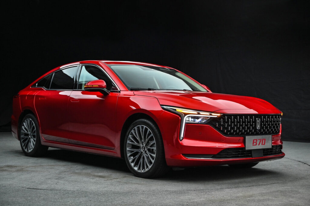 Bestune B70 zdobywa polski rynek: setka zamówień na Poznań Motor Show i konkurencja w szoku