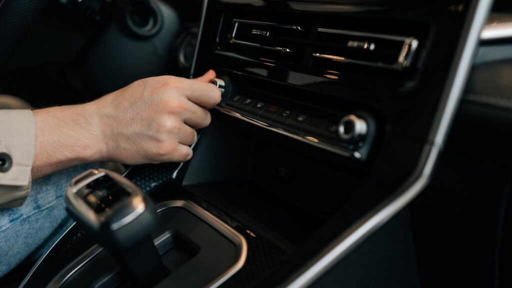 Nowe zasady płacenia abonamentu RTV: nawet 1305 zł kary za brak opłaty za radio w samochodzie