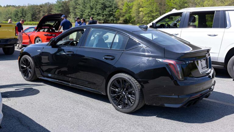 Sekretna Misja Szkoleniowa: Jak GM Uczy Agentów Secret Service Jazdy na Manualnej Skrzyni Biegów