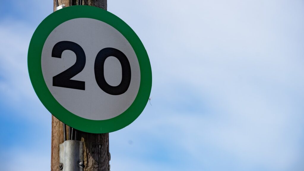 Zielona obwódka na znakach drogowych: Co oznacza dla kierowców w Wielkiej Brytanii?