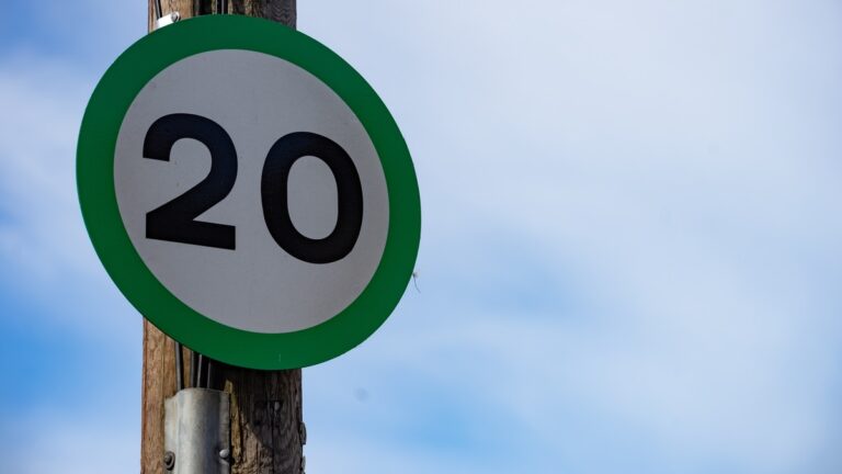 Zielona obwódka na znakach drogowych: Co oznacza dla kierowców w Wielkiej Brytanii?