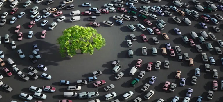 Parlament Europejski wprowadza zmiany w przepisach o emisji CO2: czy spalinowe auta unikną drastycznych podwyżek?