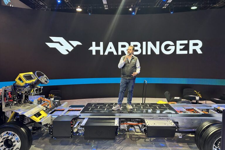 Harbinger prezentuje innowacyjny hybrydowy pojazd dla flot średniej wielkości z zasięgiem do 500 mil