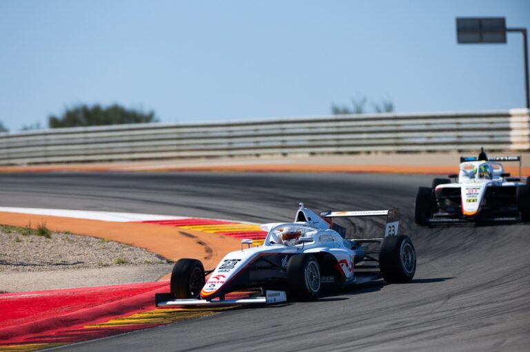 Jan Przyrowski wraca na tor: Emocje i walka o zwycięstwo w Hiszpańskiej Formule 4