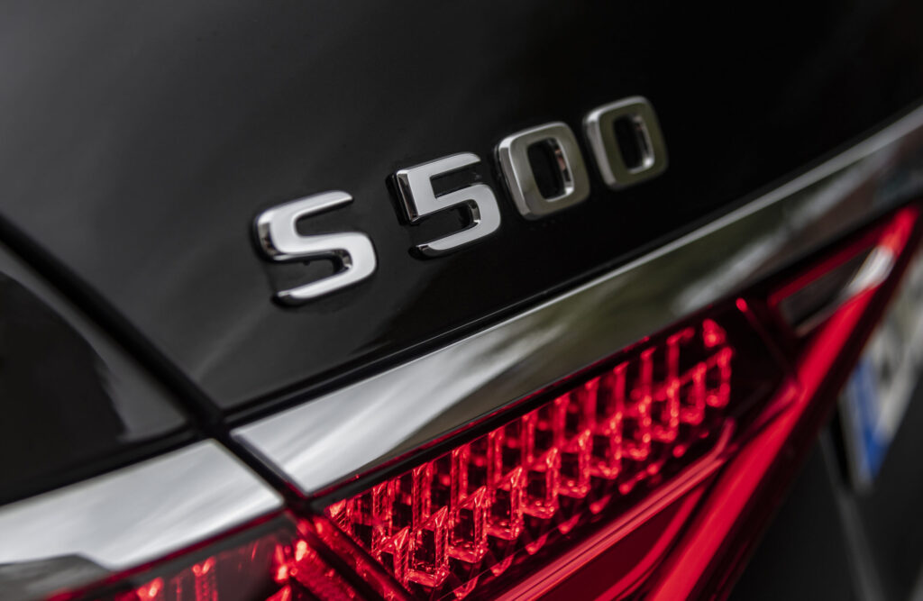 Nowa Klasa S Mercedesa: Luksus w odświeżonej odsłonie z rewolucyjnym wnętrzem i nowymi technologiami