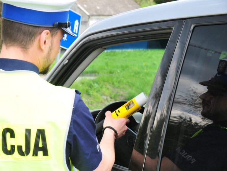 Majówka na polskich drogach: Zatrważające statystyki pijanych kierowców i wzmożone kontrole policji