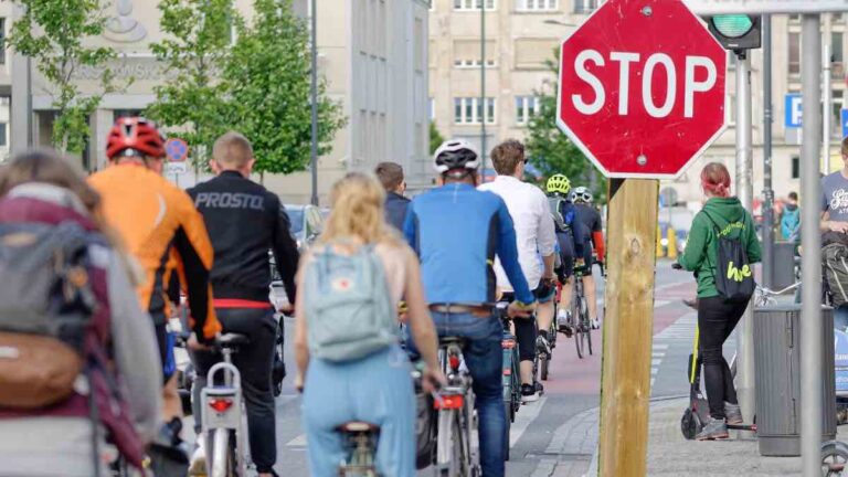 Rowerzyści a znak STOP: czas na zmianę przestarzałych przepisów drogowych