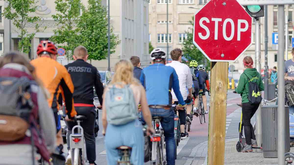 Rowerzyści a znak STOP: czas na zmianę przestarzałych przepisów drogowych