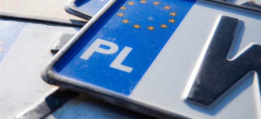 Możliwość przenoszenia indywidualnych tablic rejestracyjnych na nowe samochody wciąż w zawieszeniu