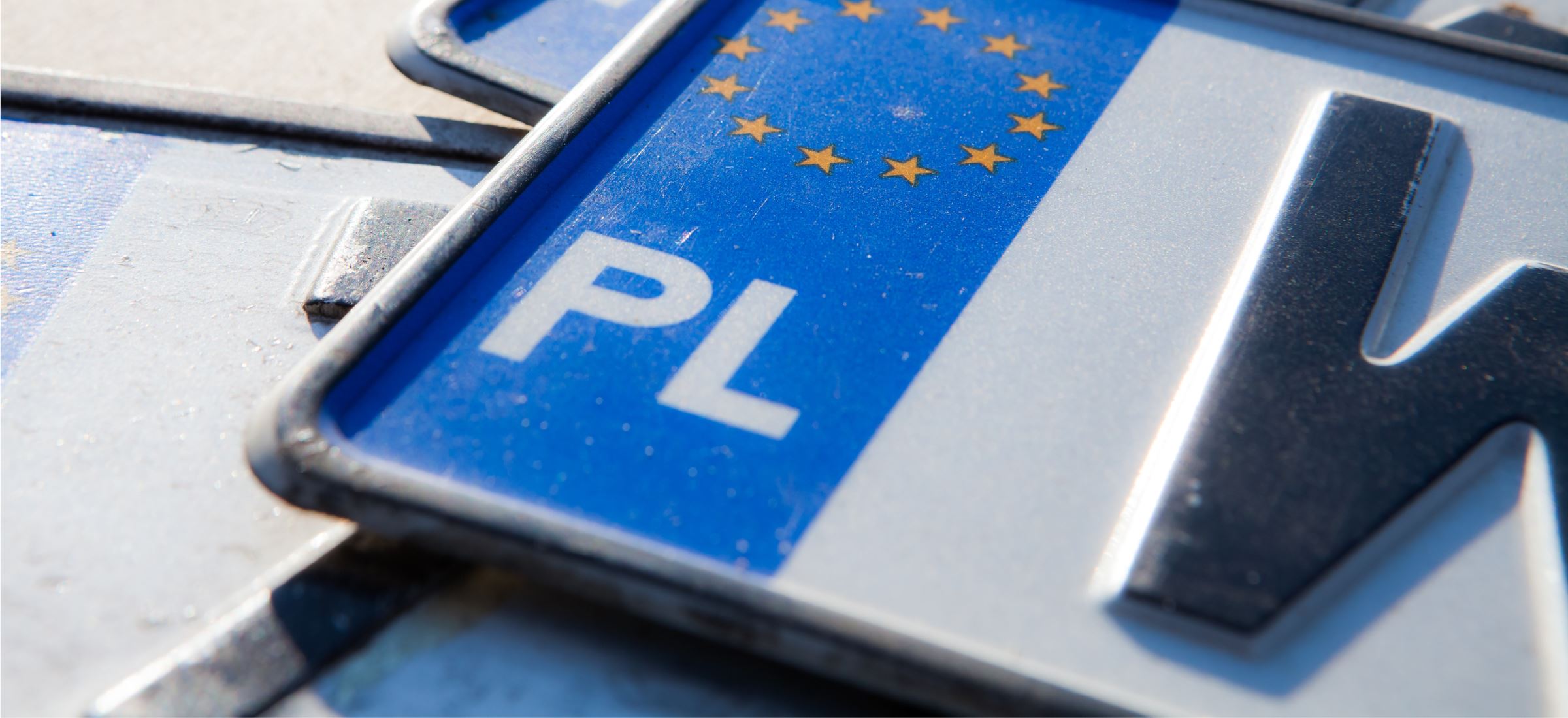 Możliwość przenoszenia indywidualnych tablic rejestracyjnych na nowe samochody wciąż w zawieszeniu