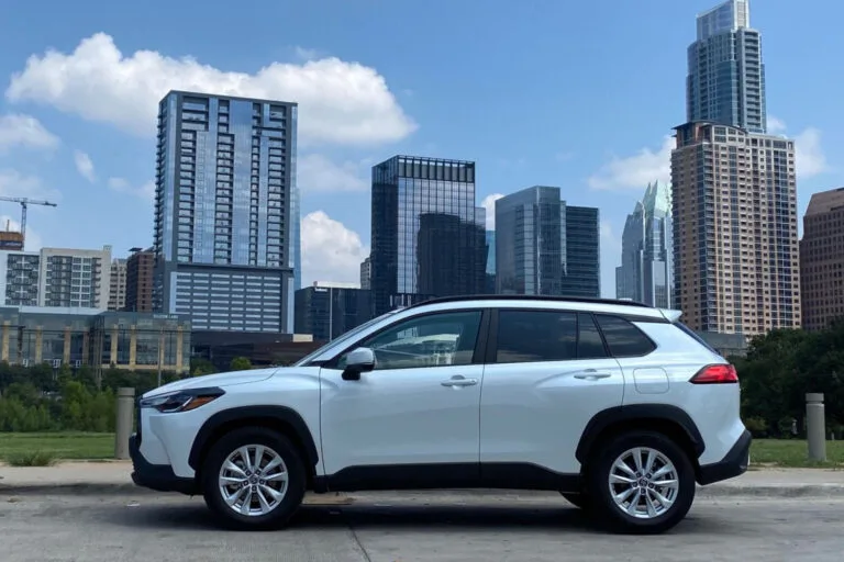 Nowa Toyota Corolla Cross na 2026 rok: Zadziorniejszy design i nowoczesne wnętrze