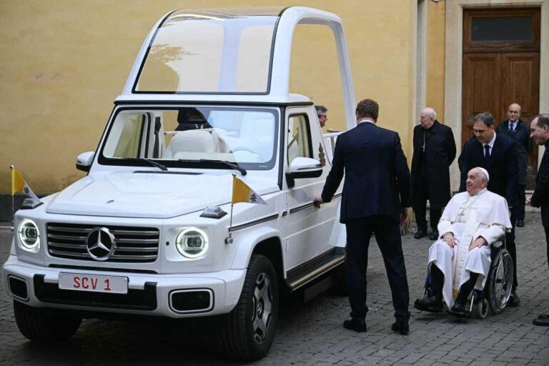 Ewolucja Popemobile: Jak Papieskie Pojazdy Zmieniały Się na Przestrzeni Lat