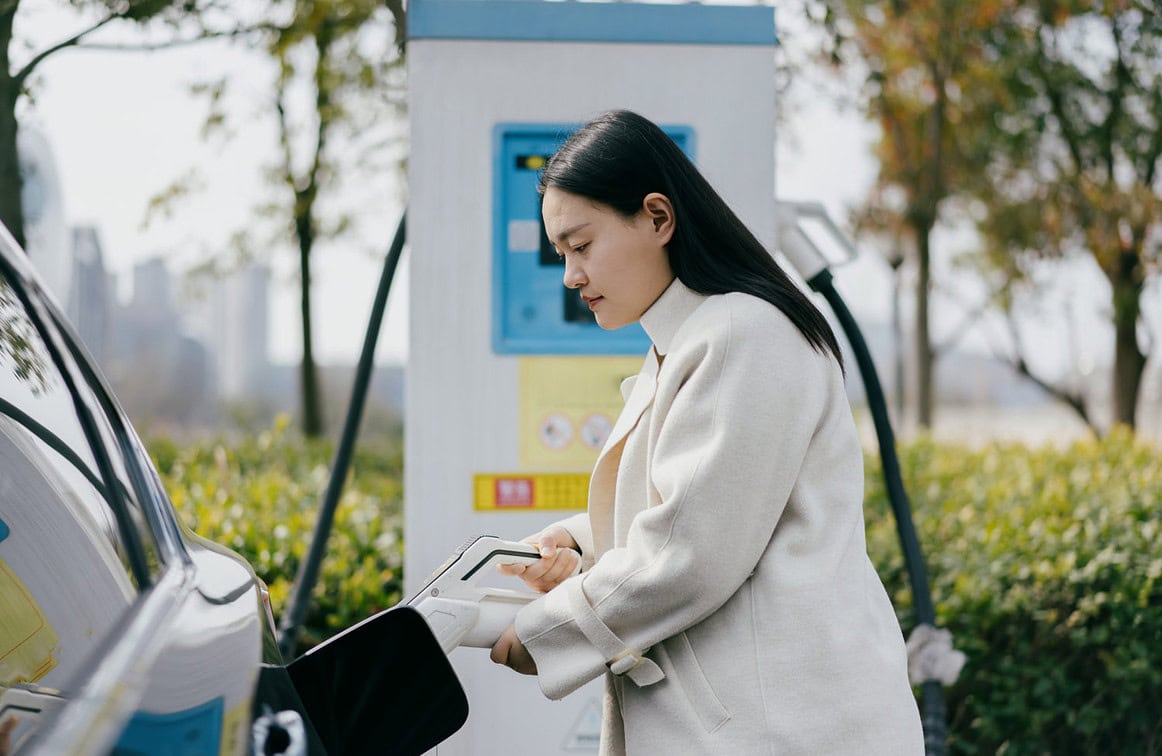 Jak poradzić sobie z elektryzowaniem się samochodu? Historia i współczesne rozwiązania przeciwko "kopaniu