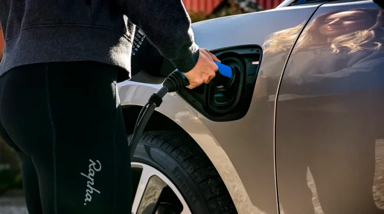 Wybrany obrazek dla artykułu: Jak ładować samochód elektryczny w Polsce w 2025? Infrastruktura, koszty, porady