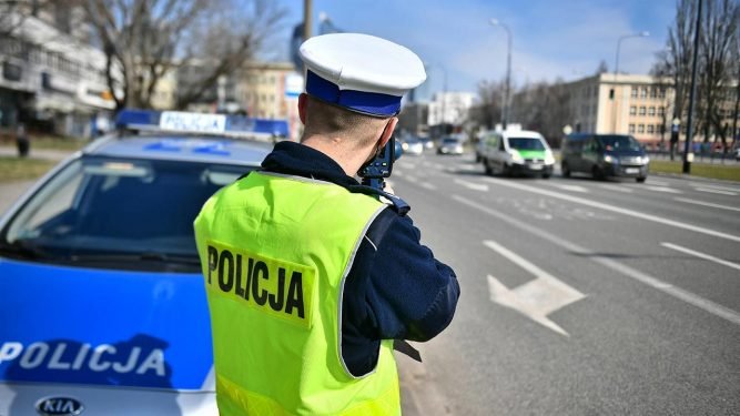 Wybrany obrazek dla artykułu: Nowe przepisy drogowe 2025: Zielony listek, kary i prawo jazdy od 17 lat