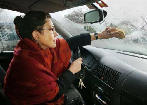 Wybrany obrazek dla artykułu: Jak rozwiązać problem parujących szyb w nowym aucie – poradnik eksperta