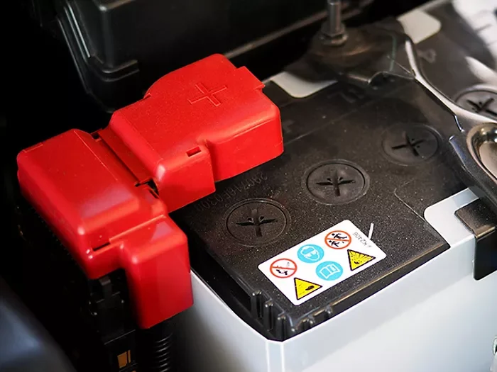 Wybrany obrazek dla artykułu: Ile kosztuje wymiana akumulatora w hybrydzie plug-in w 2025 roku?