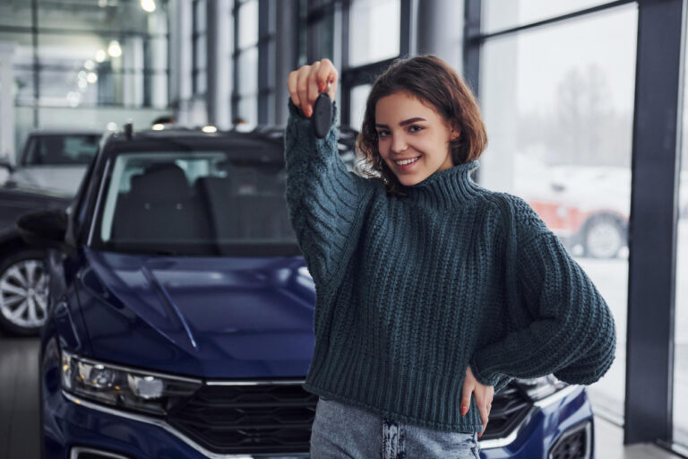Auto na start firmy z dotacji (PUP, BGK)? Sprawdź, dlaczego leasing odpada i jak pomoże Ci kredyt.
