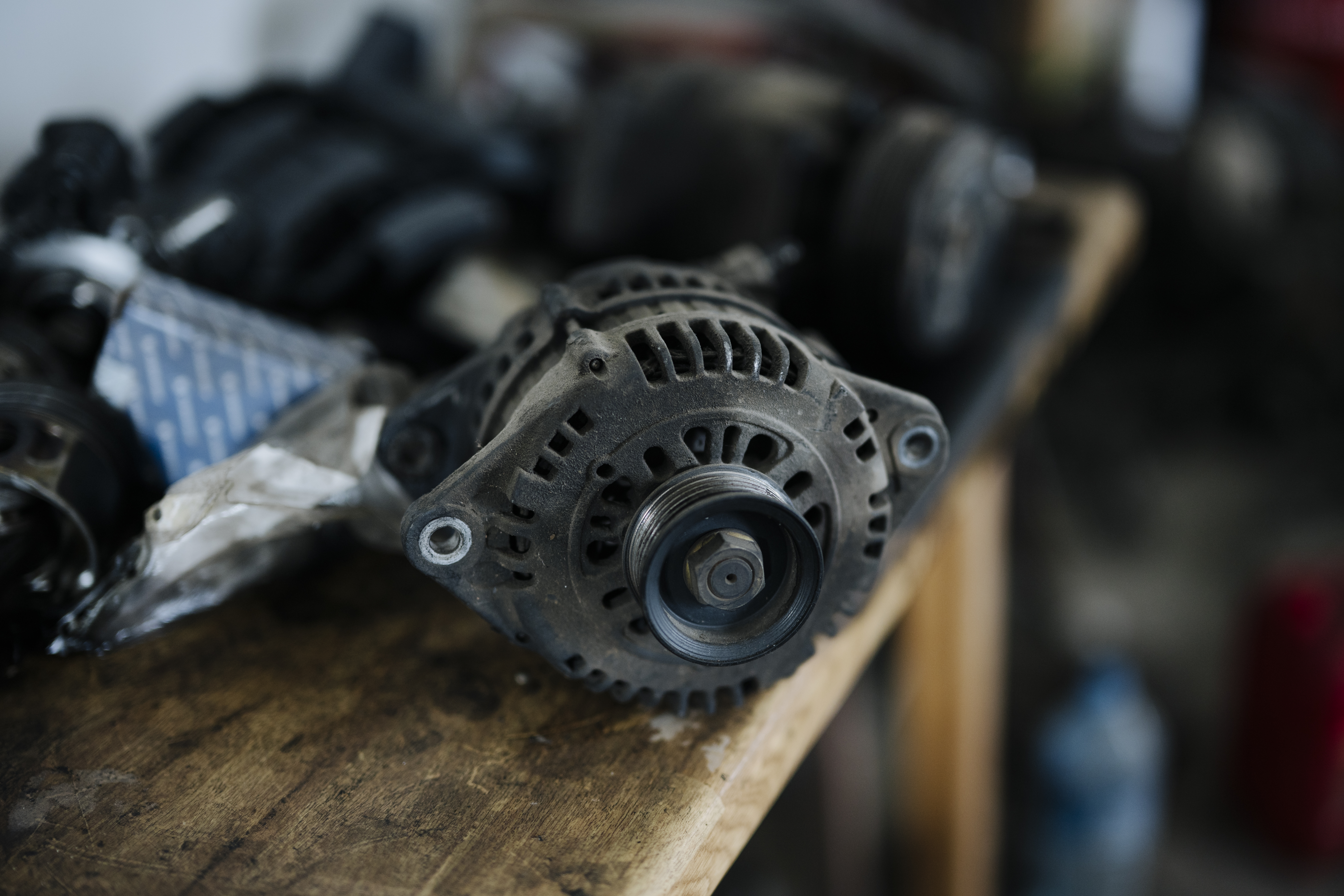 Jak sprawdzić alternator — 5 sposobów na szybką diagnozę w garażu