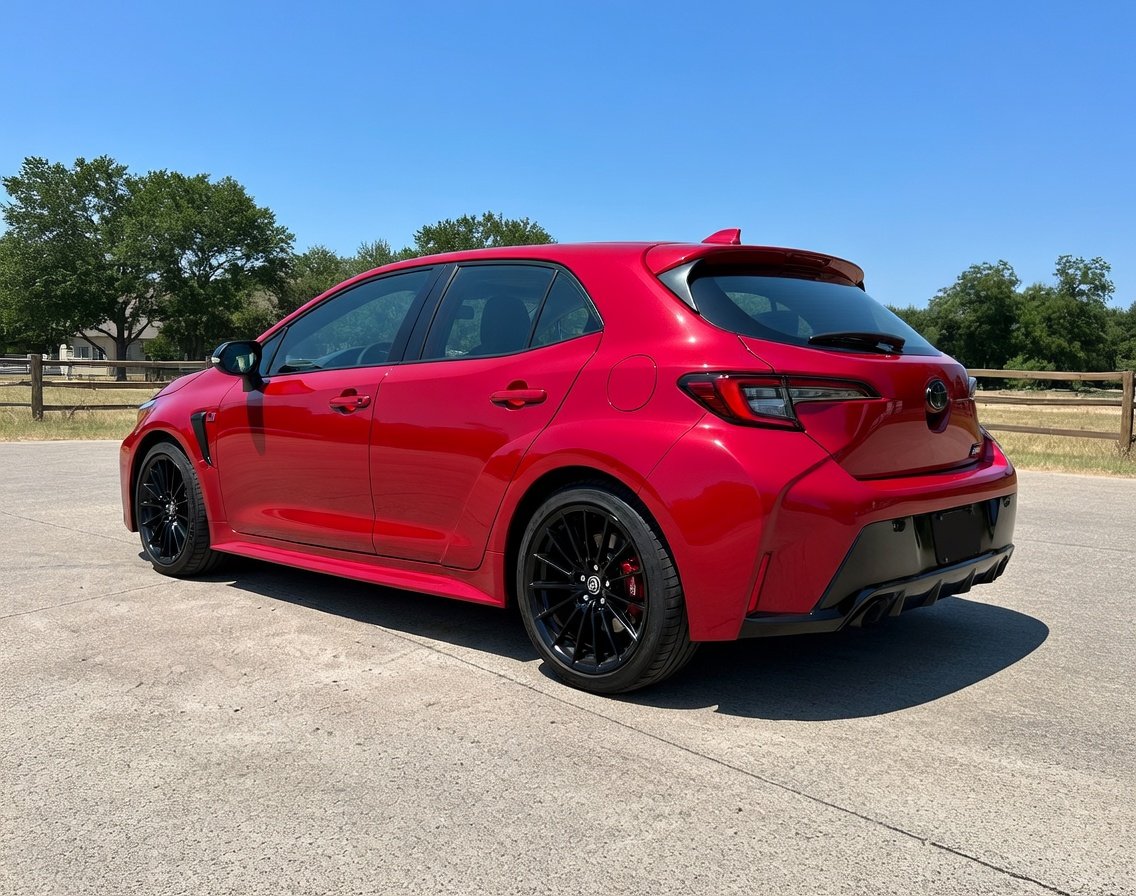 Sportowy wygląd, hybrydowy rozum — czy Toyota Corolla GR Sport Sedan to najlepiej ukryty sekret rynku używanych?