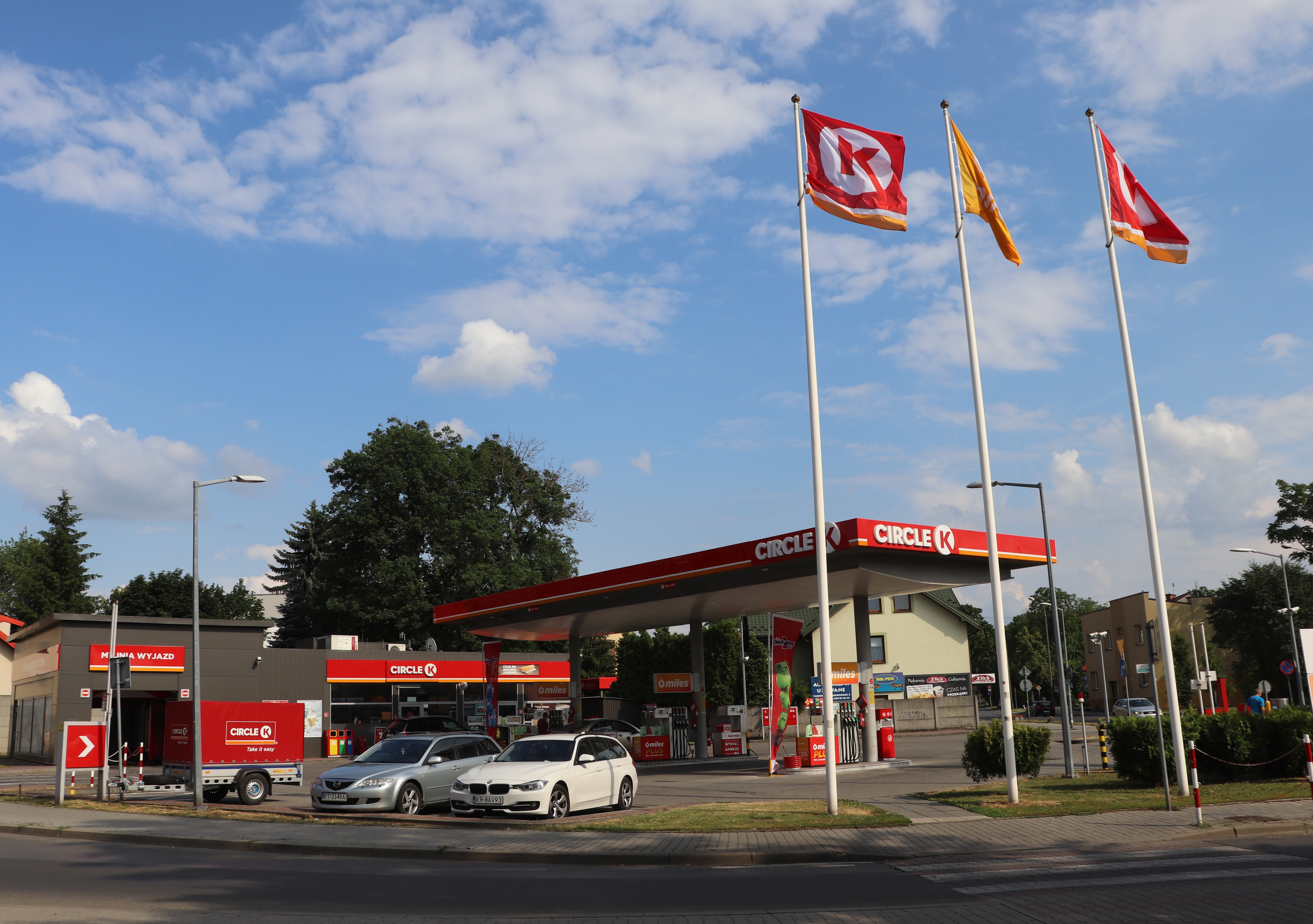 Akcyza w dół, limity cen paliwa wracają. Kierowcy z południa Polski zatankują taniej od października