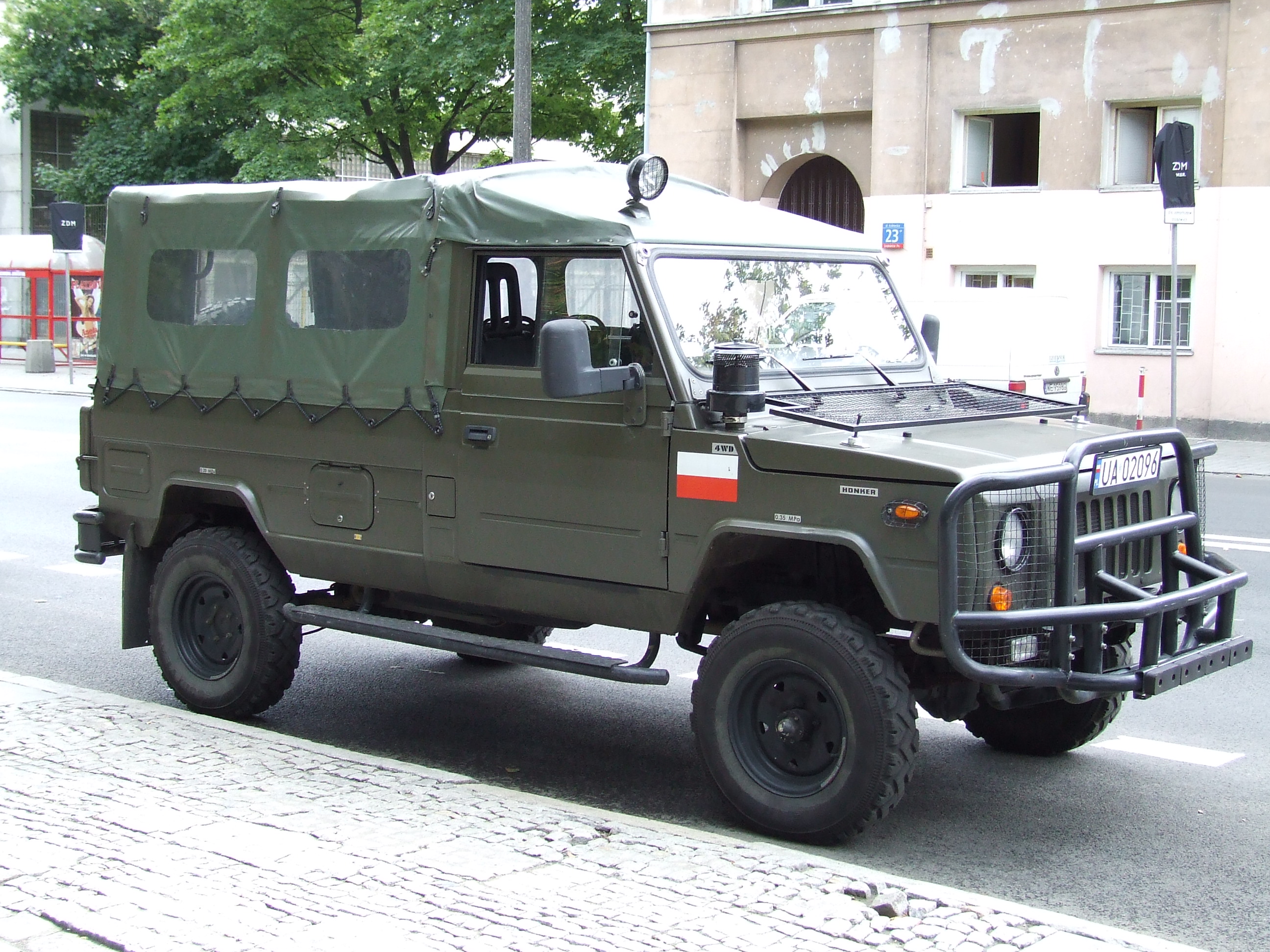 Samochody po wojsku za grosze? Sprawdź, jak kupić auto z demobilu i ile realnie kosztuje